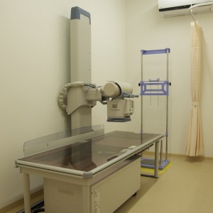 X線撮影装置：診断、病状評価のためにX線（レントゲン）写真を撮影する装置です。胸、腹部、脊椎などに異常がないか調べる検査です。また骨粗鬆症の診断に必要な骨塩量の測定も可能です。